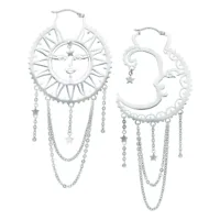 Silberne Ohrringe in Form von Sonne und Mond mit Ketten und Sternen