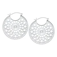 Silberne Cathedral Hoops Ohrringe aus Edelstahl Silberne runde Cathedral Hoops Ohrringe mit filigranem Design auf weißem Hintergrund