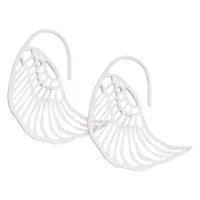 Silberne Wings Ohrhänger aus Chirurgenstahl Zwei silberne Ohrhänger in Flügelform aus Chirurgenstahl auf weißem Hintergrund