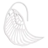 Silberne Wings Ohrhänger aus Chirurgenstahl Silberner Ohrhänger in Flügelform aus Chirurgenstahl auf weißem Hintergrund
