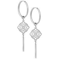 Clover Hoops Paar in Silber Silberne Ohrringe mit Kleeblatt-Anhänger auf weißem Hintergrund