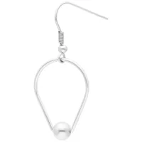 Silberne Teardrop-Ring Ohrringe aus Stahl Silberne Teardrop-Ring Ohrringe mit Kugelanhänger auf weißem Hintergrund