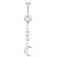 Silbernes Bananabell mit Mond und Sternen Bauchnabelpiercing mit silbernem Mondanhänger und Sternen auf weißem Hintergrund