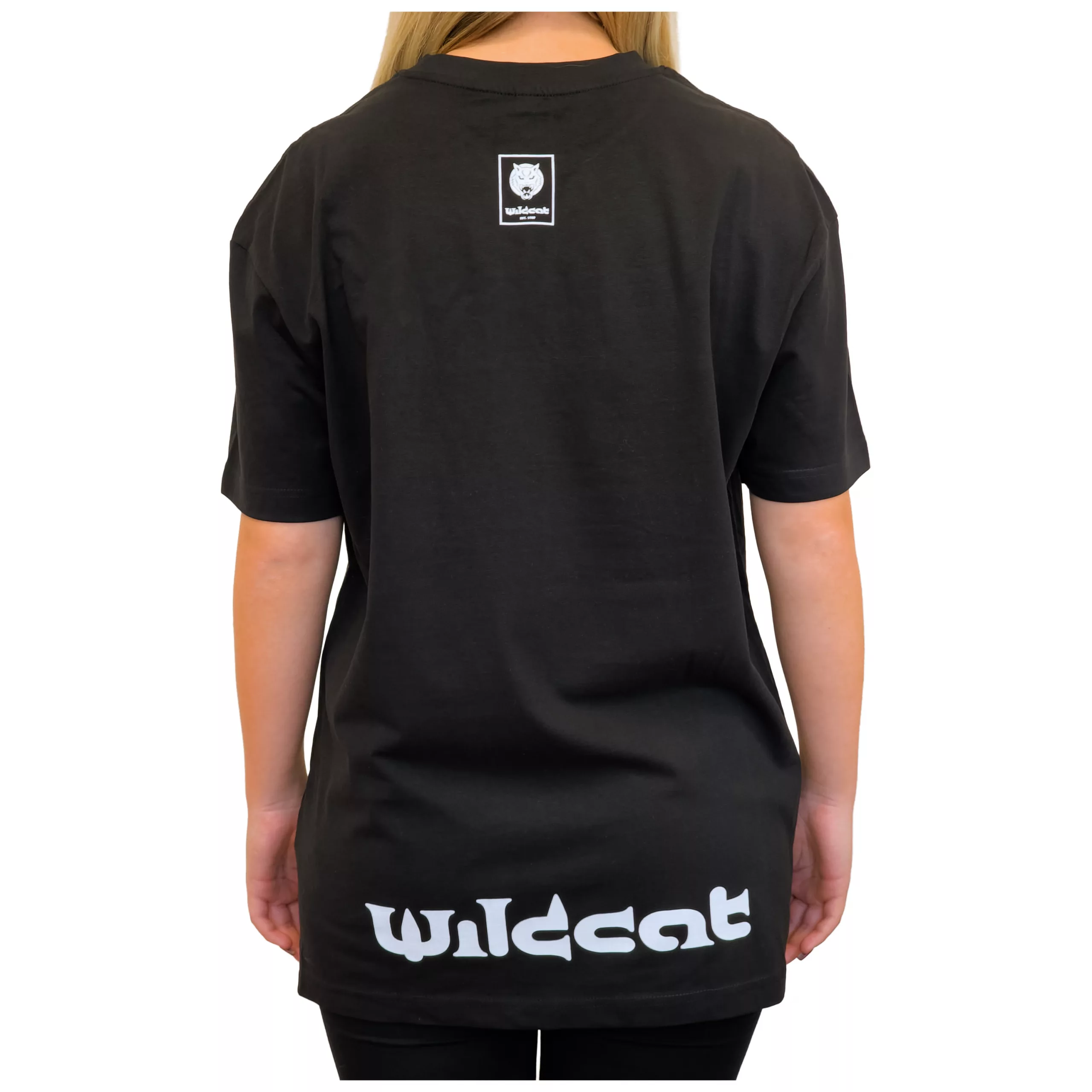 Oversized Boyfriend T-Shirt in Schwarz Rückansicht eines schwarzen Wildcat T-Shirts mit Logo auf weißem Hintergrund