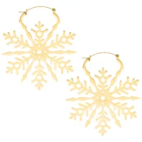 Goldene Schneeflocken-Ohrringe aus Chirurgenstahl Zwei goldene Ohrringe in Form von Schneeflocken auf weißem Hintergrund