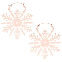 Roségoldene Schneeflocken-Ohrringe aus Edelstahl Zwei roségoldene Schneeflocken-Ohrringe aus Edelstahl auf weißem Hintergrund
