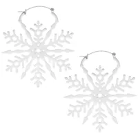 Schneeflocken Creolen aus Chirurgenstahl Zwei silberne Schneeflocken Creolen auf weißem Hintergrund