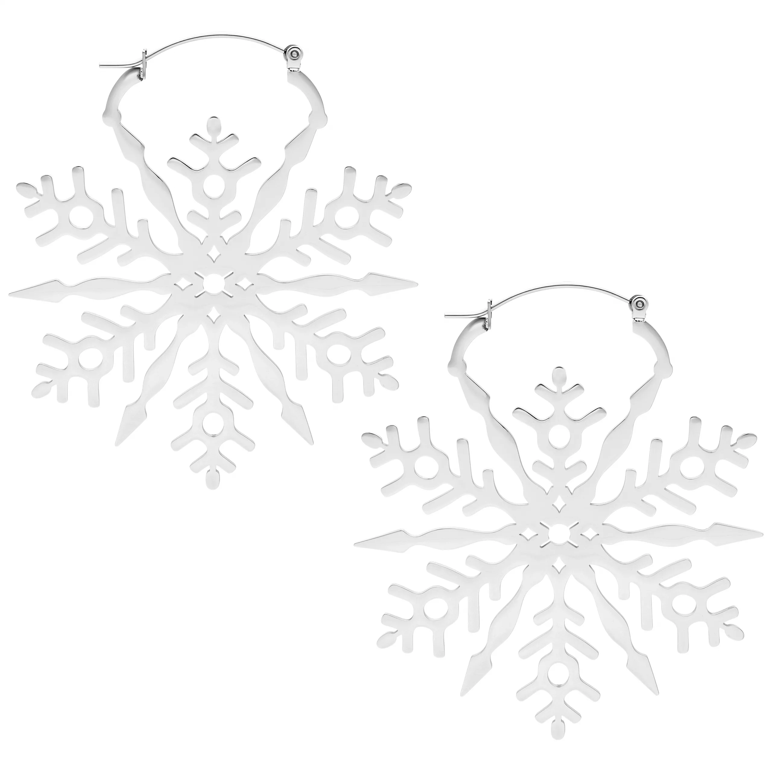 Schneeflocken Creolen aus Chirurgenstahl Zwei silberne Schneeflocken Creolen auf weißem Hintergrund