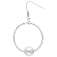 Silberne O-Ring Ohrringe aus Chirurgenstahl Silberne O-Ring Ohrringe mit Steckverschluss auf weißem Hintergrund