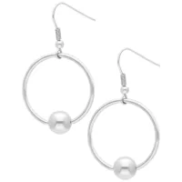 Silberne O-Ring Ohrringe aus Chirurgenstahl Silberne O-Ring Ohrringe mit Kugel auf weißem Hintergrund