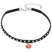 Schwarzer Choker mit rotem Herzanhänger Schwarzer Kunstleder-Choker mit silbernen Nieten und rotem Herzanhänger auf weißem Hintergrund