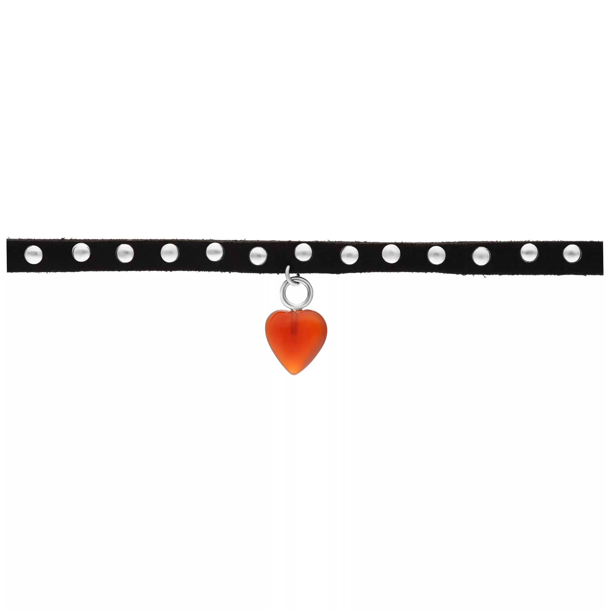 Rotes Herz Choker mit Nieten Schwarzes Choker mit silbernen Nieten und rotem Herzanhänger auf weißem Hintergrund