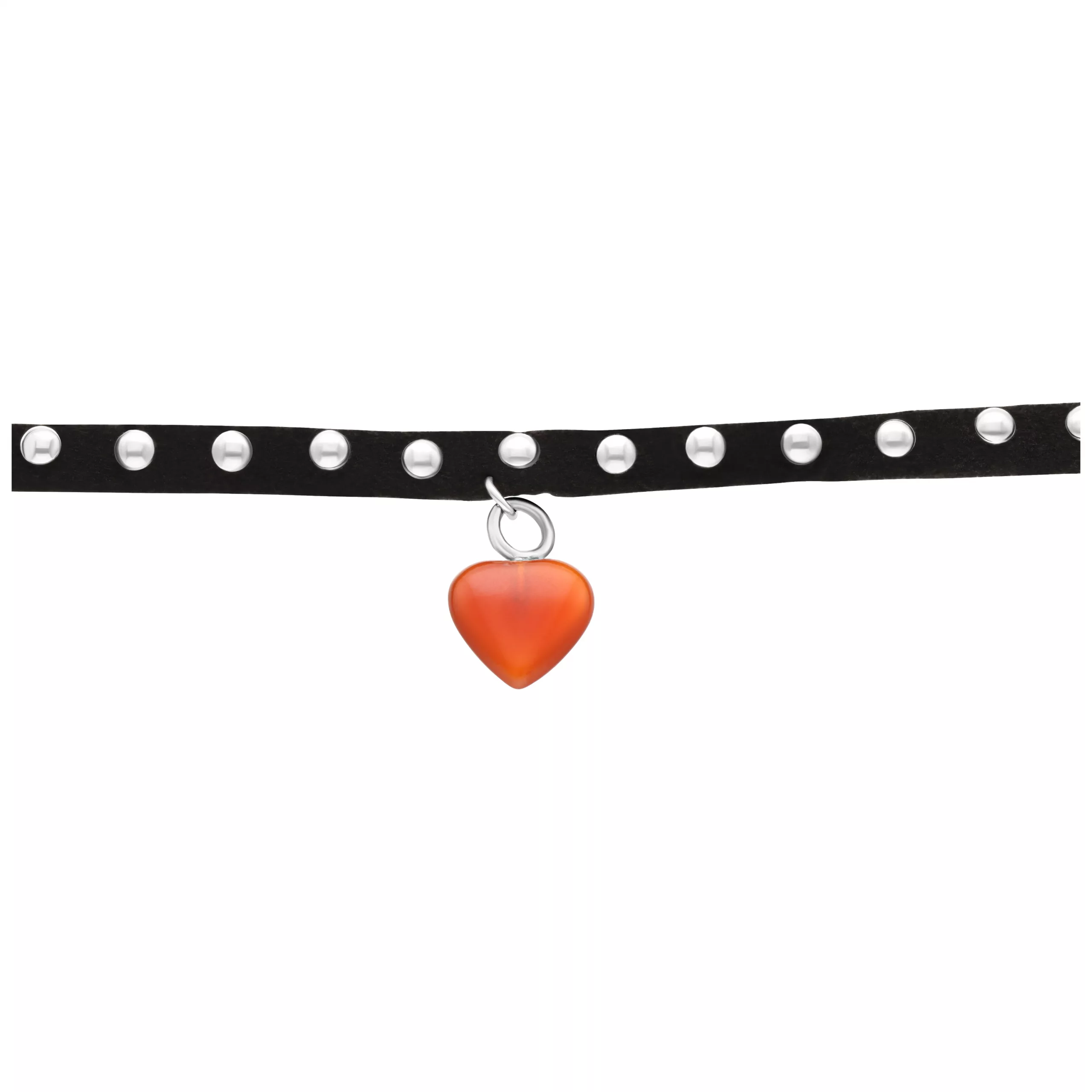 Schwarzes Choker mit rotem Herzanhänger Schwarzes Kunstleder-Choker mit rotem Herzanhänger und silbernen Nieten auf weißem Hintergrund