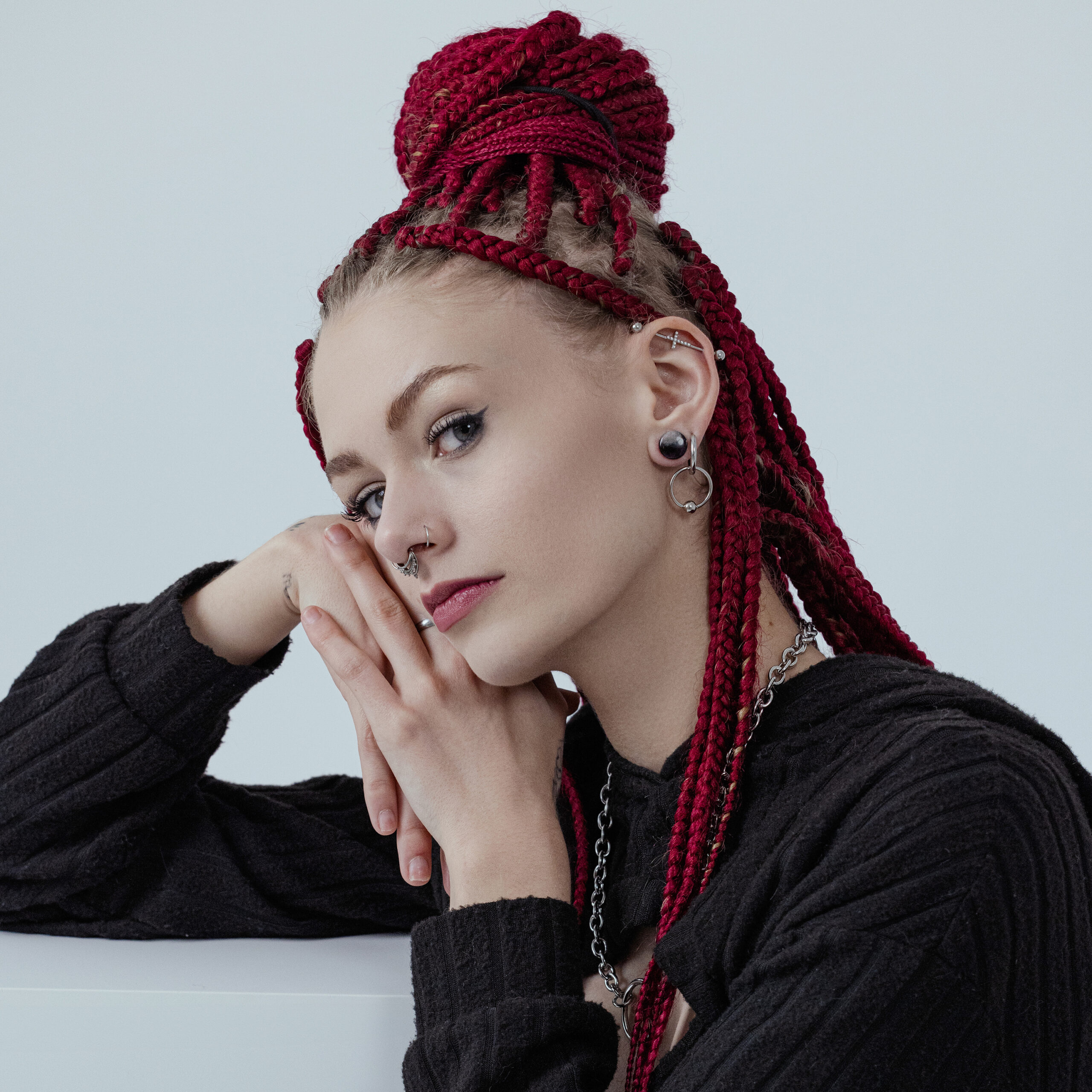 Silberne Little Ball Closure Hoops Ohrringe Frau mit roten Zöpfen trägt silberne Ohrringe vor hellem Hintergrund