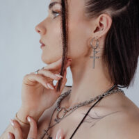 O-Ring Ohrringe aus Chirurgenstahl, Silber Frau mit O-Ring Ohrringen aus silbernem Chirurgenstahl, seitliches Profil