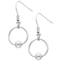 Silberne O-Ring Ohrringe aus Chirurgenstahl Paar silberne O-Ring Ohrringe mit Steckverschluss auf weißem Hintergrund