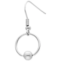 Silberne O-Ring Ohrringe aus Chirurgenstahl Silberne O-Ring Ohrringe aus Chirurgenstahl mit Steckverschluss auf weißem Hintergrund
