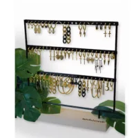 Schwarzes Display für Hoops mit Schmuck Schwarzes Wildcat-Display für Ohrringe mit goldenen Hoops auf Holzbasis