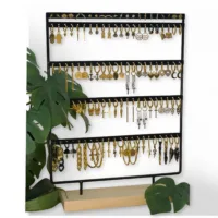Schwarzes Display für Little Hoops mit Holzfuß Schwarzes Display für Ohrringe mit mehreren goldenen Little Hoops auf Holzfuß
