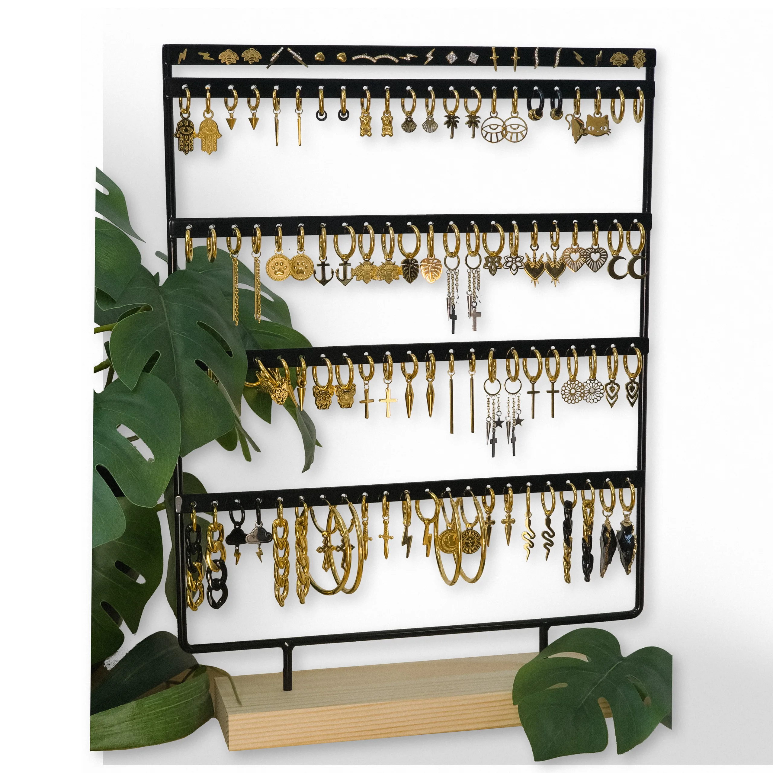 Schwarzes Display für Little Hoops mit Holzfuß Schwarzes Display für Ohrringe mit mehreren goldenen Little Hoops auf Holzfuß