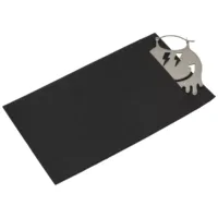 Schwarze Geschenktüte mit Katzenmotiv Schwarze Geschenktüte mit glänzendem Katzenanhänger auf weißem Hintergrund