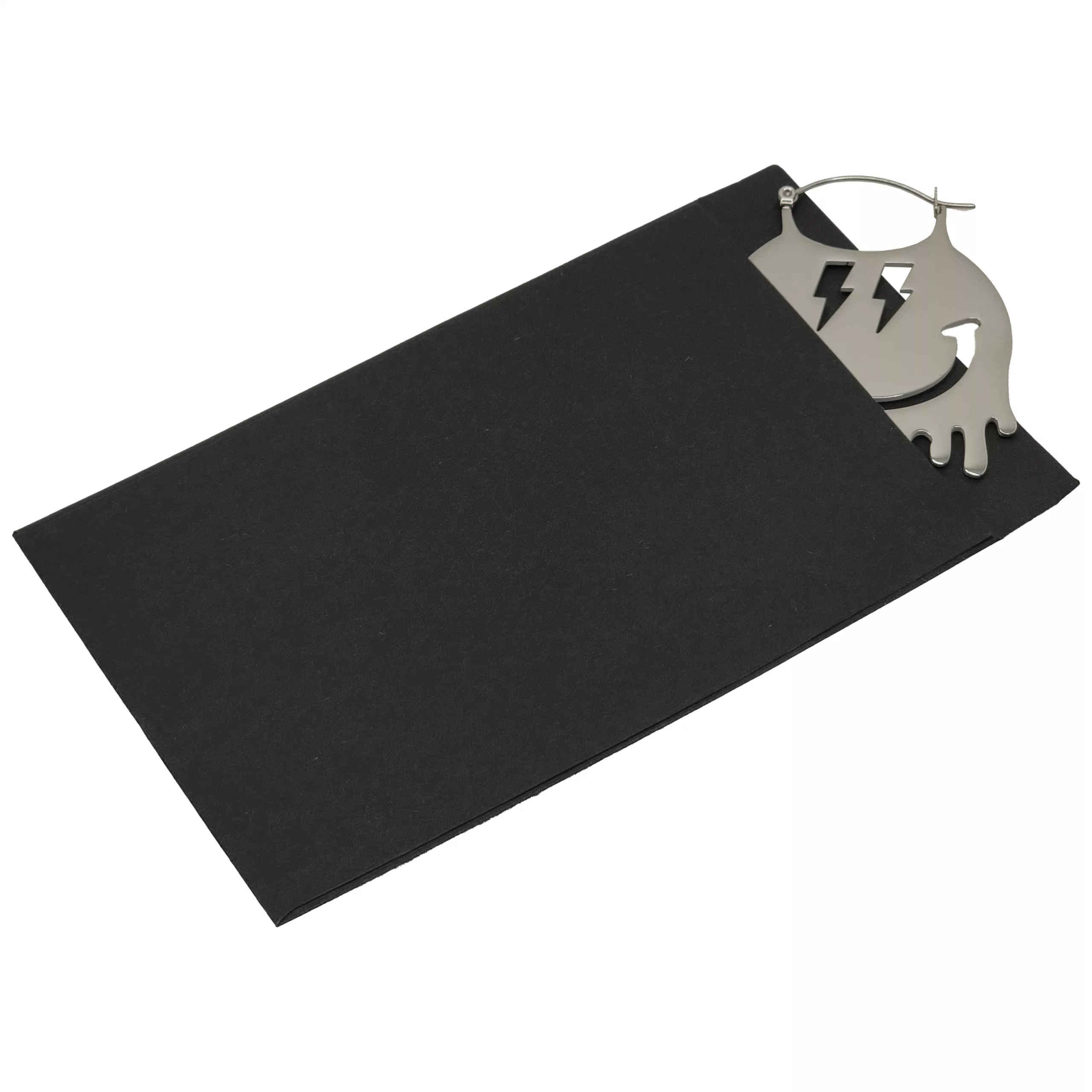Schwarze Geschenktüte mit Katzenmotiv Schwarze Geschenktüte mit glänzendem Katzenanhänger auf weißem Hintergrund