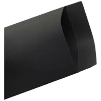 Schwarze Geschenktüte aus Papier Schwarze Geschenktüte aus Papier auf weißem Hintergrund, leicht geöffnet