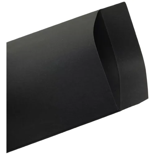 Schwarze Geschenktüte aus Papier auf weißem Hintergrund, leicht geöffnet