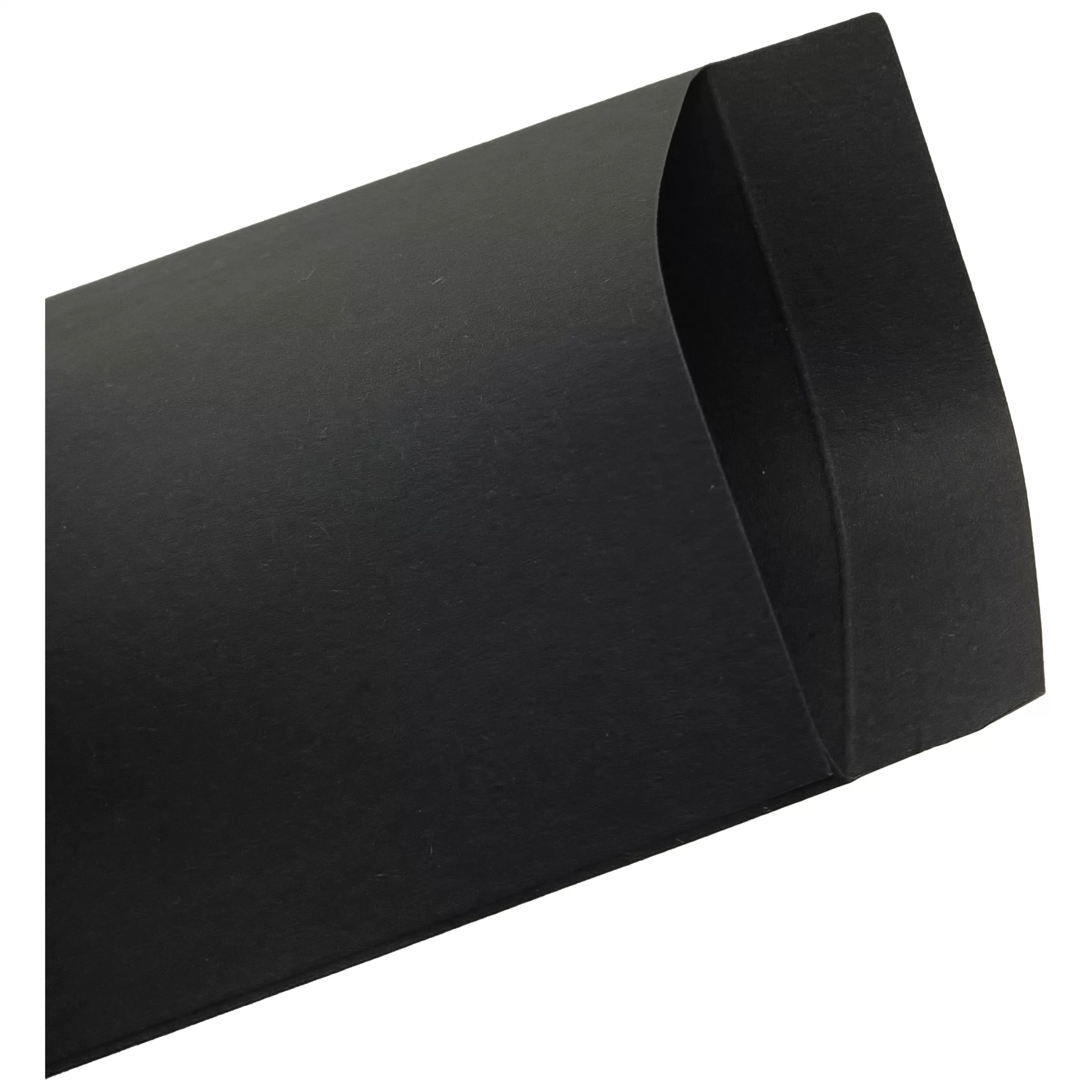 Schwarze Geschenktüte aus Papier Schwarze Geschenktüte aus Papier auf weißem Hintergrund, leicht geöffnet