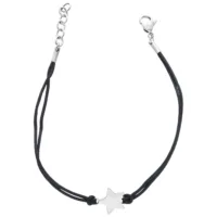 Toggle Star Nylon Armband in Schwarz Schwarzes Nylonarmband mit silbernem Sternanhänger auf weißem Hintergrund