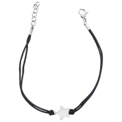 Schwarzes Nylonarmband mit silbernem Sternanhänger auf weißem Hintergrund