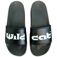 Schwarze Wildcat Slides mit Logo Schwarze Wildcat Sandalen aus PVC mit weißem Logo auf weißem Hintergrund
