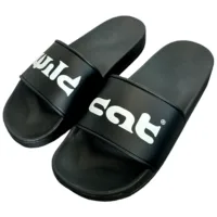 Schwarze Wildcat Slides mit Logo Schwarze PVC-Slides mit weißem Wildcat-Logo auf neutralem Hintergrund