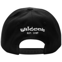 Wildcat Snapback Cap in Schwarz Schwarze Wildcat Snapback Cap mit weißem Logo und verstellbarem Verschluss auf weißem Hintergrund