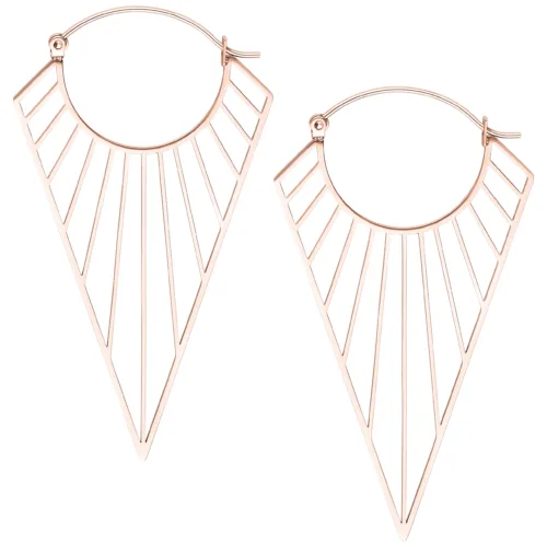 Roségoldene Prisma Hoops Ohrringe mit geometrischem Design auf weißem Hintergrund