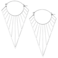 Zwei silberne Prisma Hoops Ohrringe aus Chirurgenstahl auf weißem Hintergrund