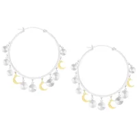 Silberne Celestial Hoops mit Mondanhängern Silberne Ohrringe mit goldenen und silbernen Mond- und Scheibenanhängern auf weißem Hintergrund