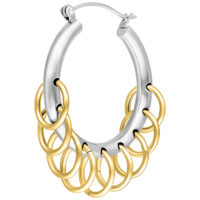 Silberne und goldene Hoops mit Loops Ohrringe Silberne Ohrringe mit goldenen Loops auf weißem Hintergrund