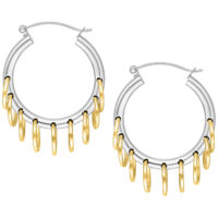 Silberne Creolen mit goldenen Anhängern Silberne Creolen mit goldenen Ringen auf weißem Hintergrund
