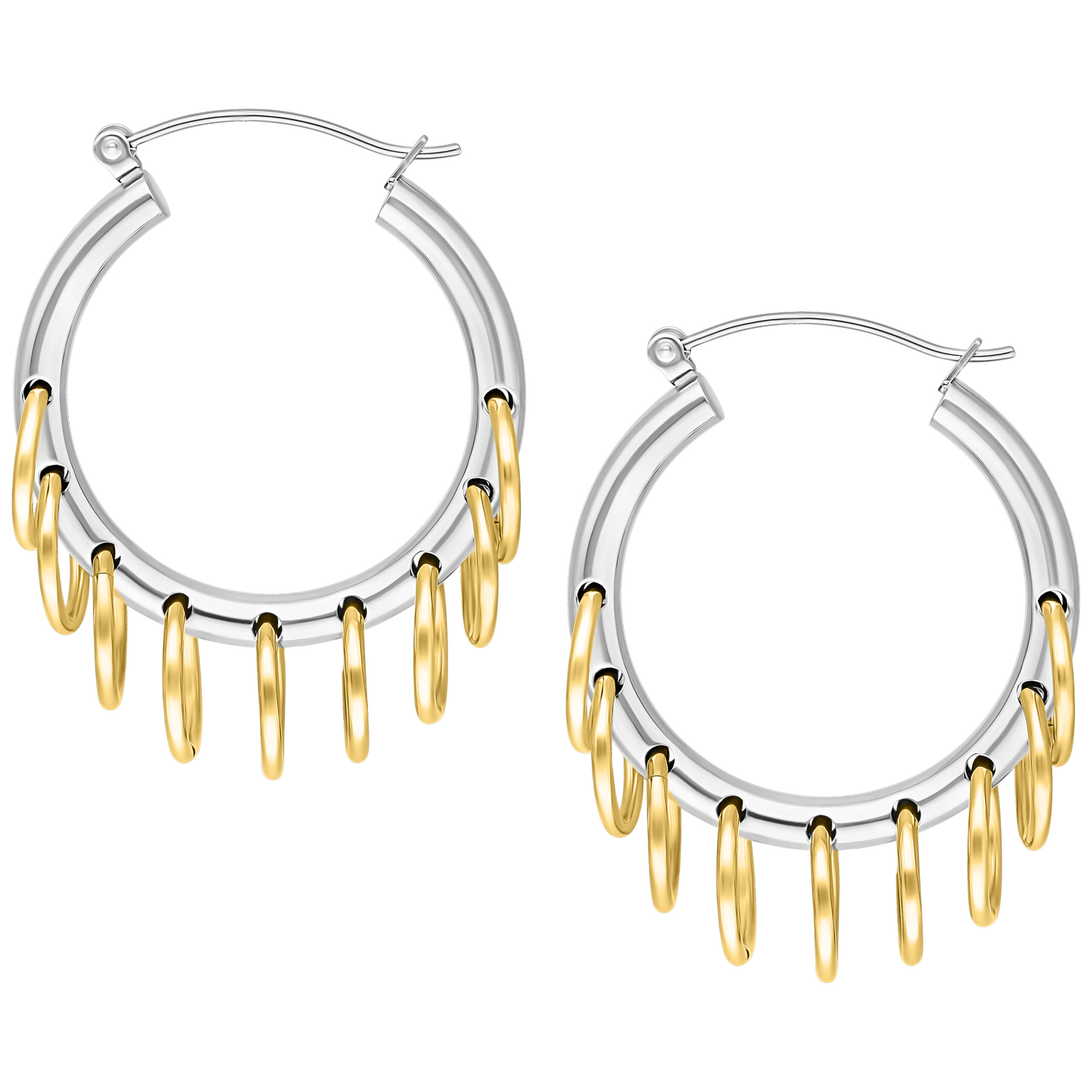 Silberne Creolen mit goldenen Anhängern Silberne Creolen mit goldenen Ringen auf weißem Hintergrund