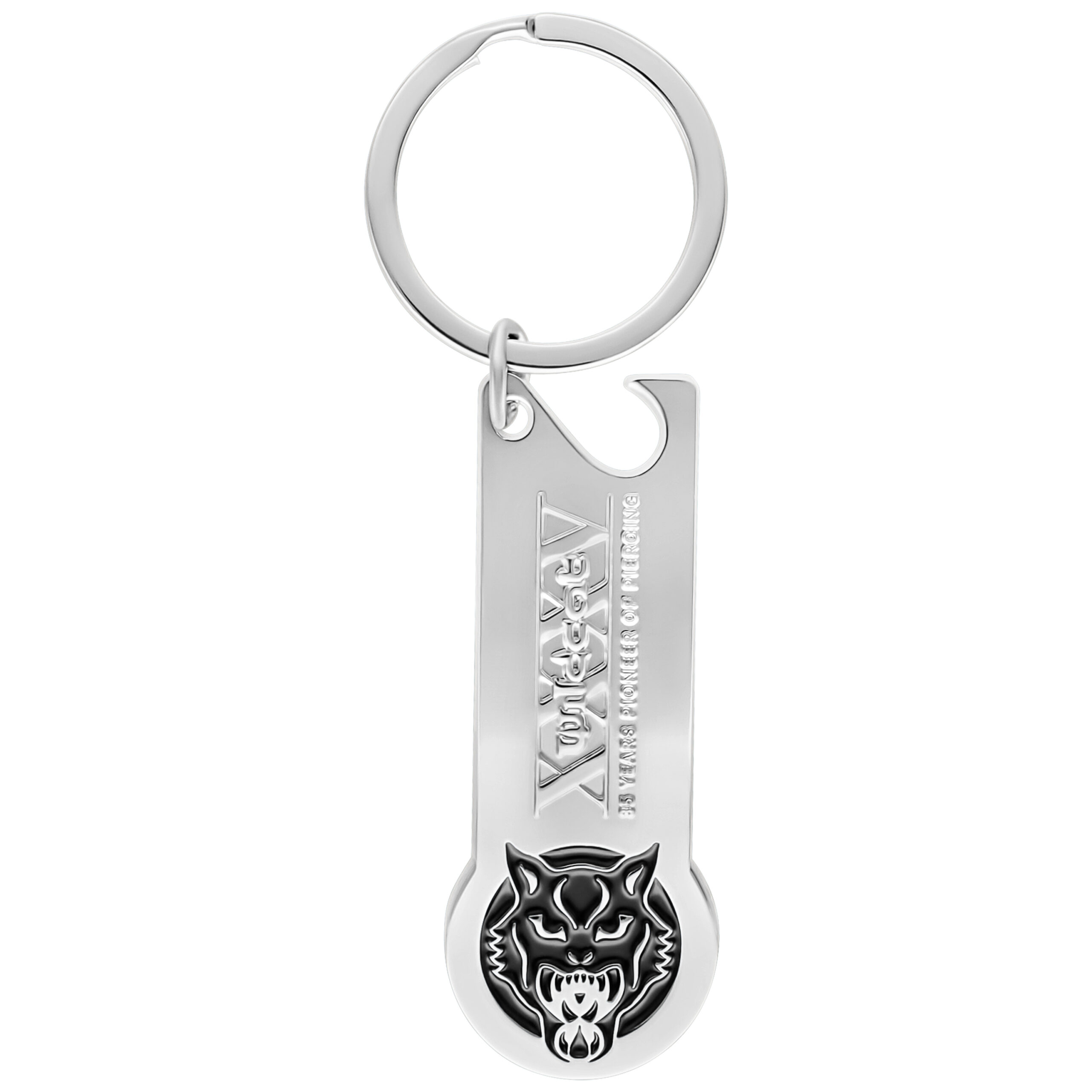 Silberner Wildcat Trolley-Schlüsselanhänger Silberner Schlüsselanhänger mit Wildkatze-Logo und Flaschenöffner auf weißem Hintergrund