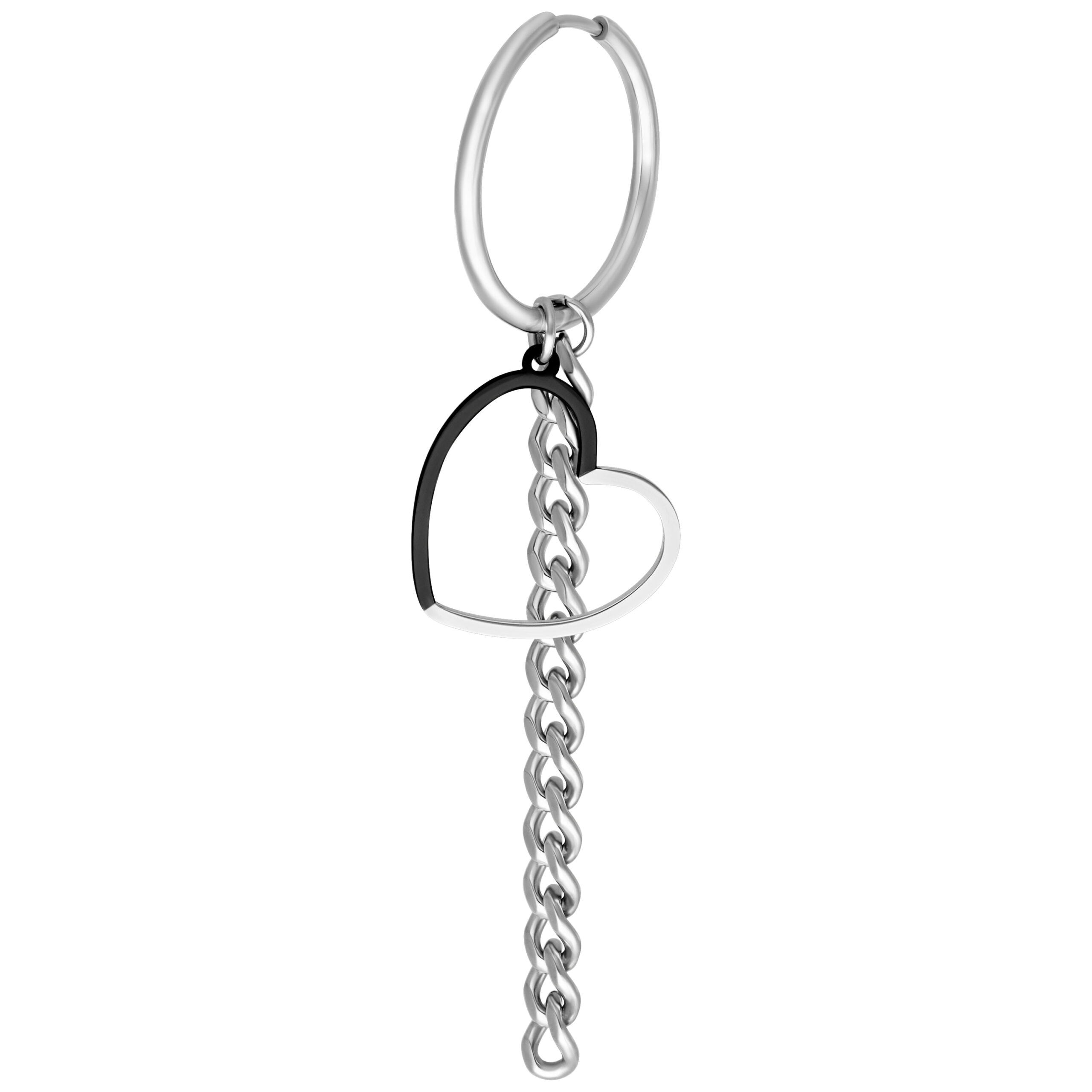 Herzförmige Silber Creolen mit Kettenanhänger Silberfarbene Creolen mit schwarzem und silbernem Herzanhänger und Ketten auf weißem Hintergrund