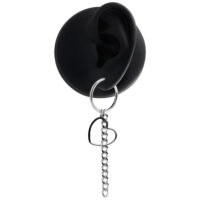 Goldene Herz Hoops Ohrringe mit Kettenanhänger Goldene Herz Hoops Ohrringe an schwarzem Ohrmodell mit Kettenanhänger