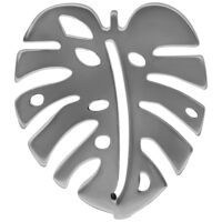 Silberfarbene Monstera Ohrstecker aus Titan Hochglanzpolierter silberfarbener Monstera Ohrstecker aus Titan auf weißem Hintergrund