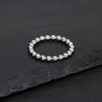 Silberner Bubble Ring 18,0 mm Silberner Bubble Ring aus Chirurgenstahl auf schwarzem Hintergrund