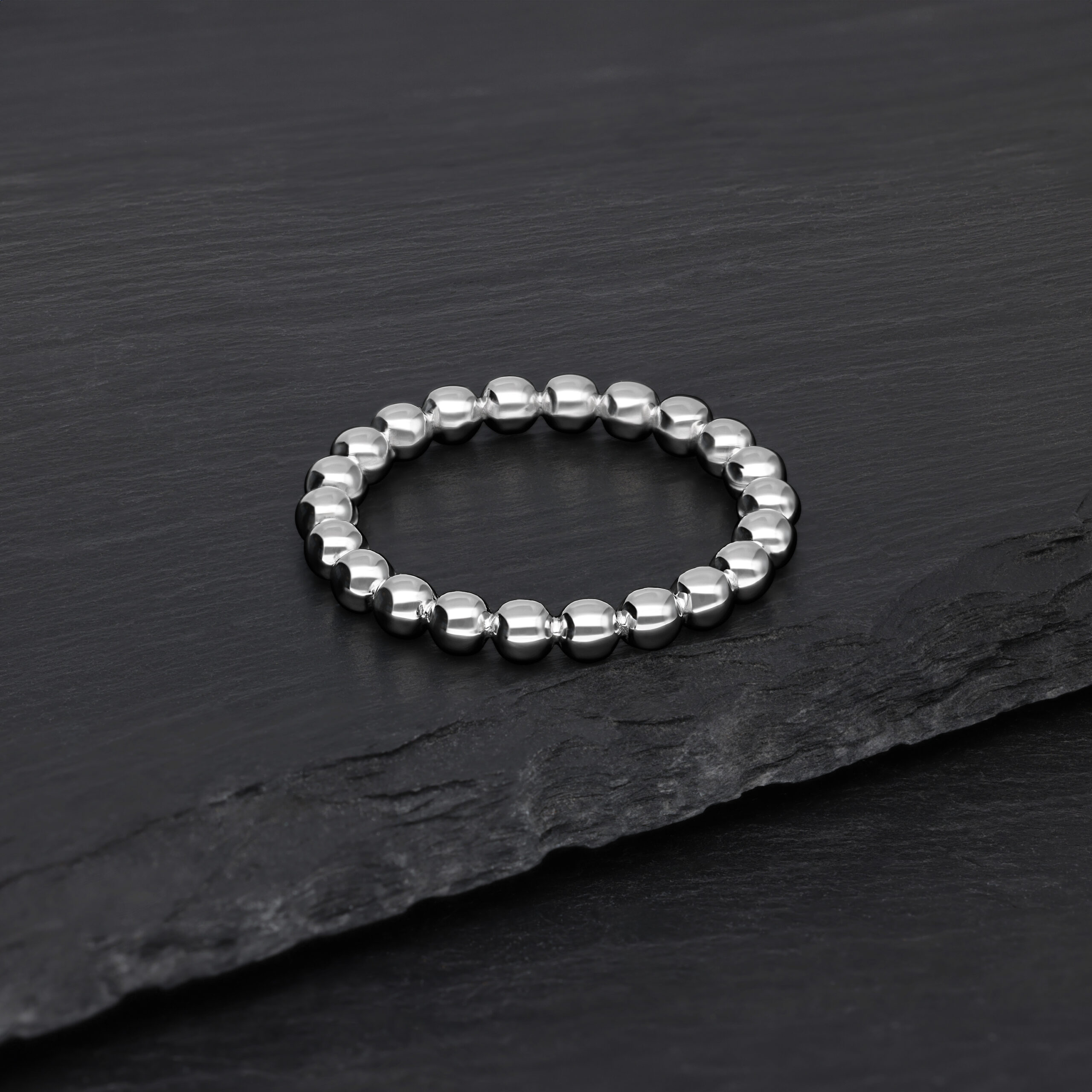 Silberner Bubble Ring 18,0 mm Silberner Bubble Ring aus Chirurgenstahl auf schwarzem Hintergrund