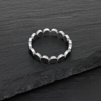 Feiner Plattenring aus Chirurgenstahl in Silber Silberner Plattenring aus Chirurgenstahl auf schwarzem Schieferhintergrund