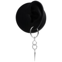 Silberne Hoops Ohrringe mit Anhänger Silberne Hoop-Ohrringe mit Anhänger auf schwarzem Ohrmodell