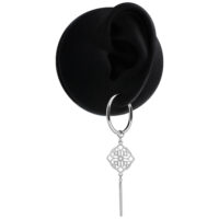 Silberne Clover Hoops Ohrringe Silberne Clover Hoops Ohrringe an schwarzem Ohrmodell auf weißem Hintergrund