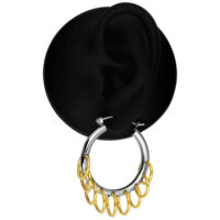 Silberne Creolen mit goldenen Anhängern Silberne Creole mit mehreren goldenen Ringen auf schwarzem Hintergrund